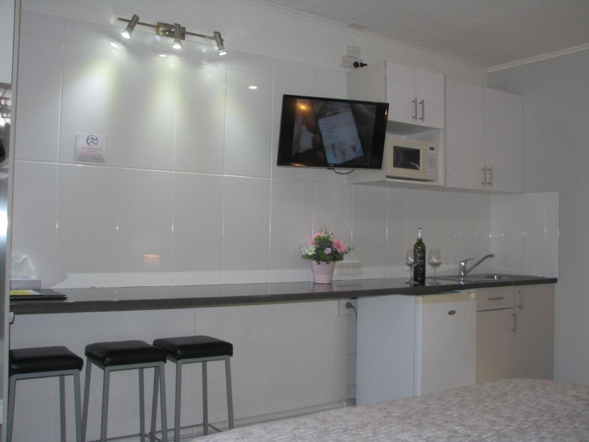 Charm City Motel Bundaberg Bagian luar foto