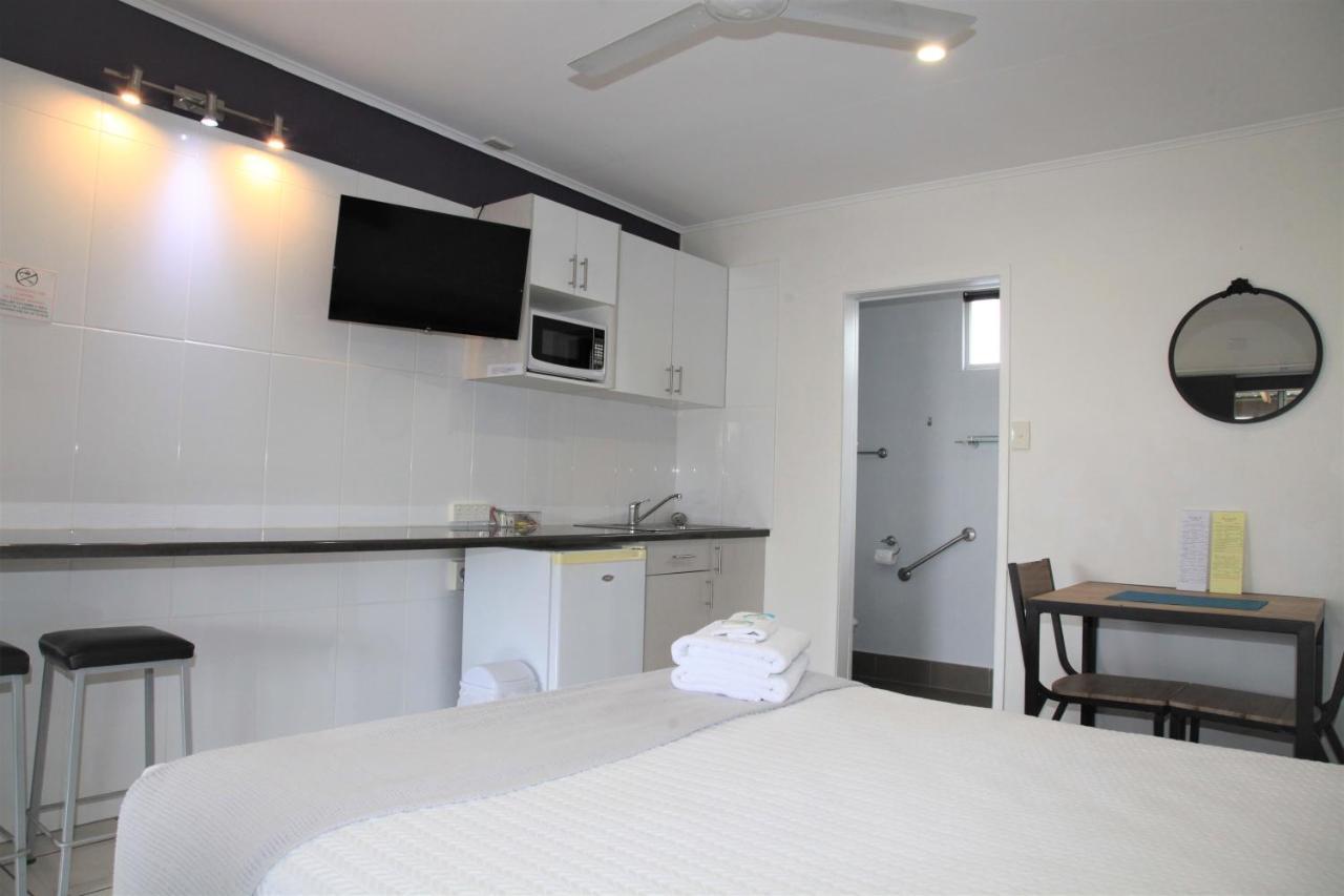 Charm City Motel Bundaberg Bagian luar foto