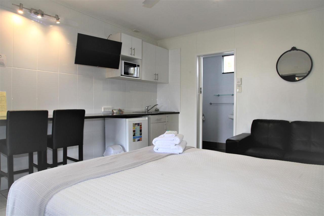 Charm City Motel Bundaberg Bagian luar foto