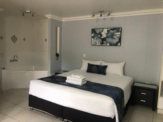 Charm City Motel Bundaberg Bagian luar foto