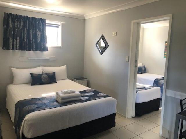 Charm City Motel Bundaberg Bagian luar foto
