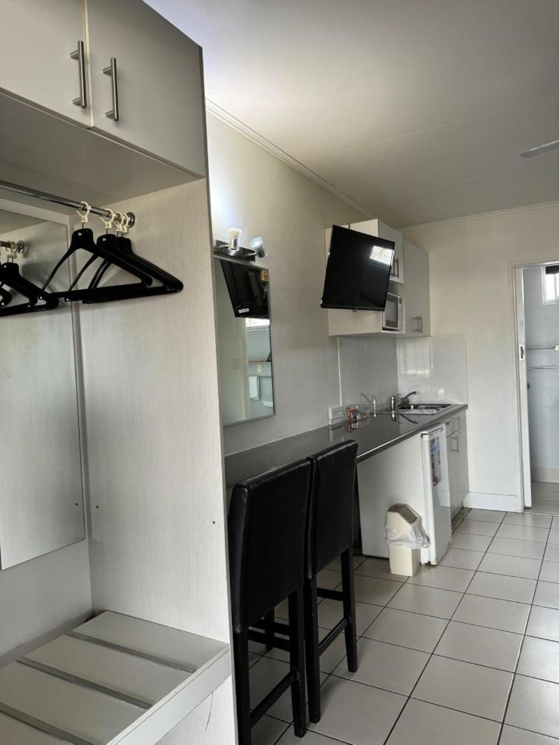 Charm City Motel Bundaberg Bagian luar foto
