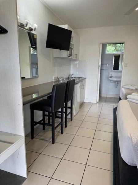 Charm City Motel Bundaberg Bagian luar foto