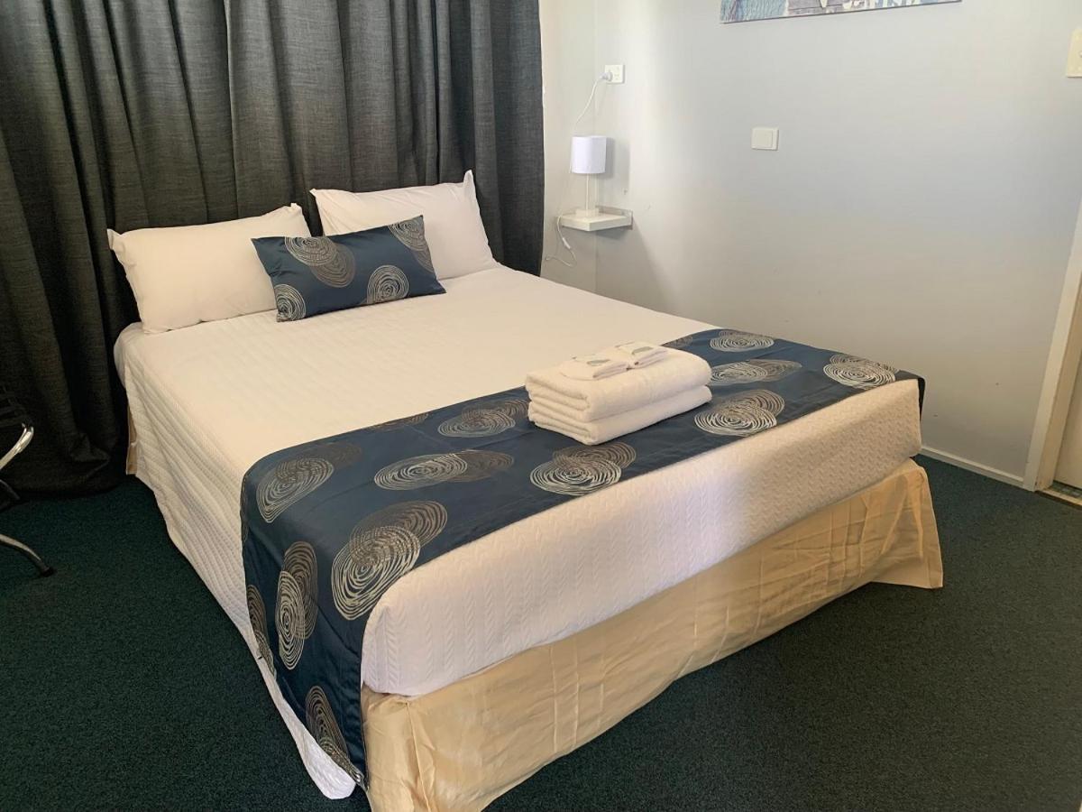 Charm City Motel Bundaberg Bagian luar foto
