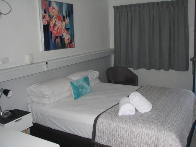 Charm City Motel Bundaberg Bagian luar foto