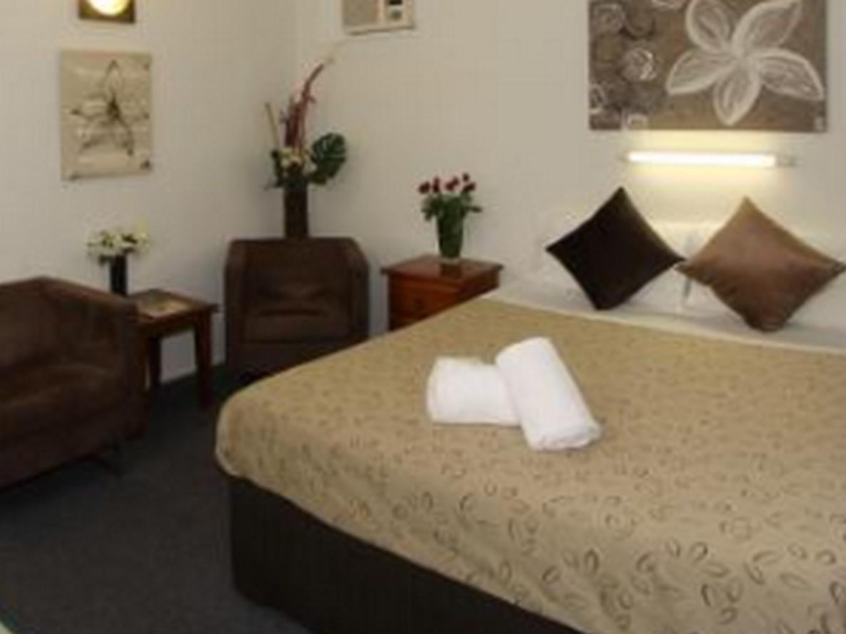 Charm City Motel Bundaberg Bagian luar foto