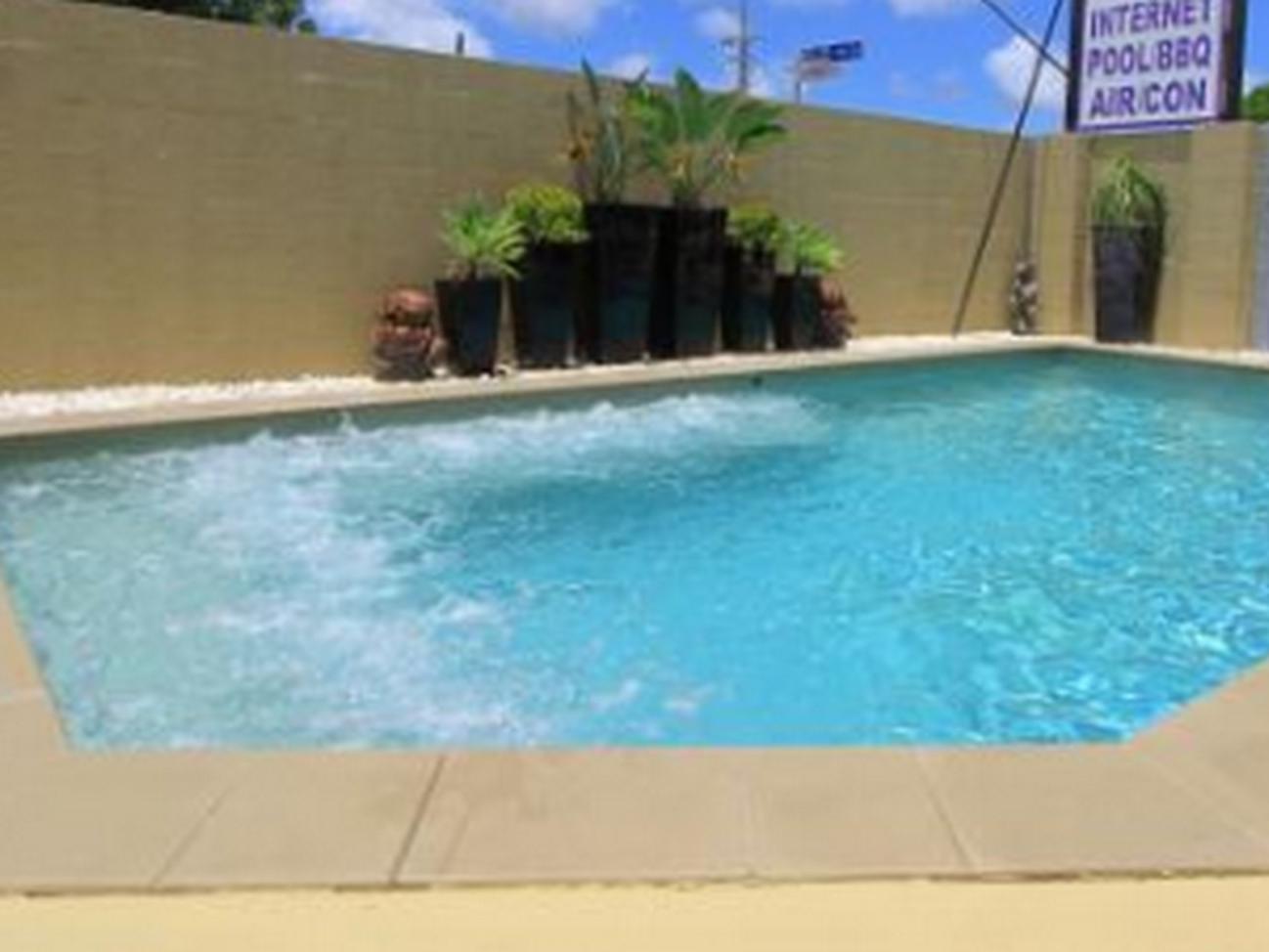 Charm City Motel Bundaberg Bagian luar foto