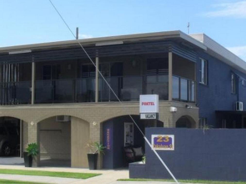 Charm City Motel Bundaberg Bagian luar foto