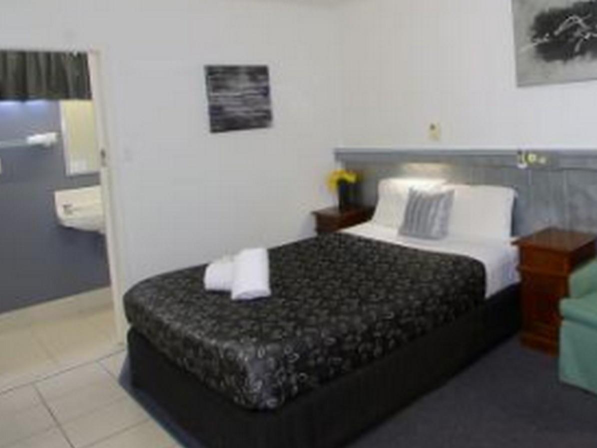 Charm City Motel Bundaberg Bagian luar foto