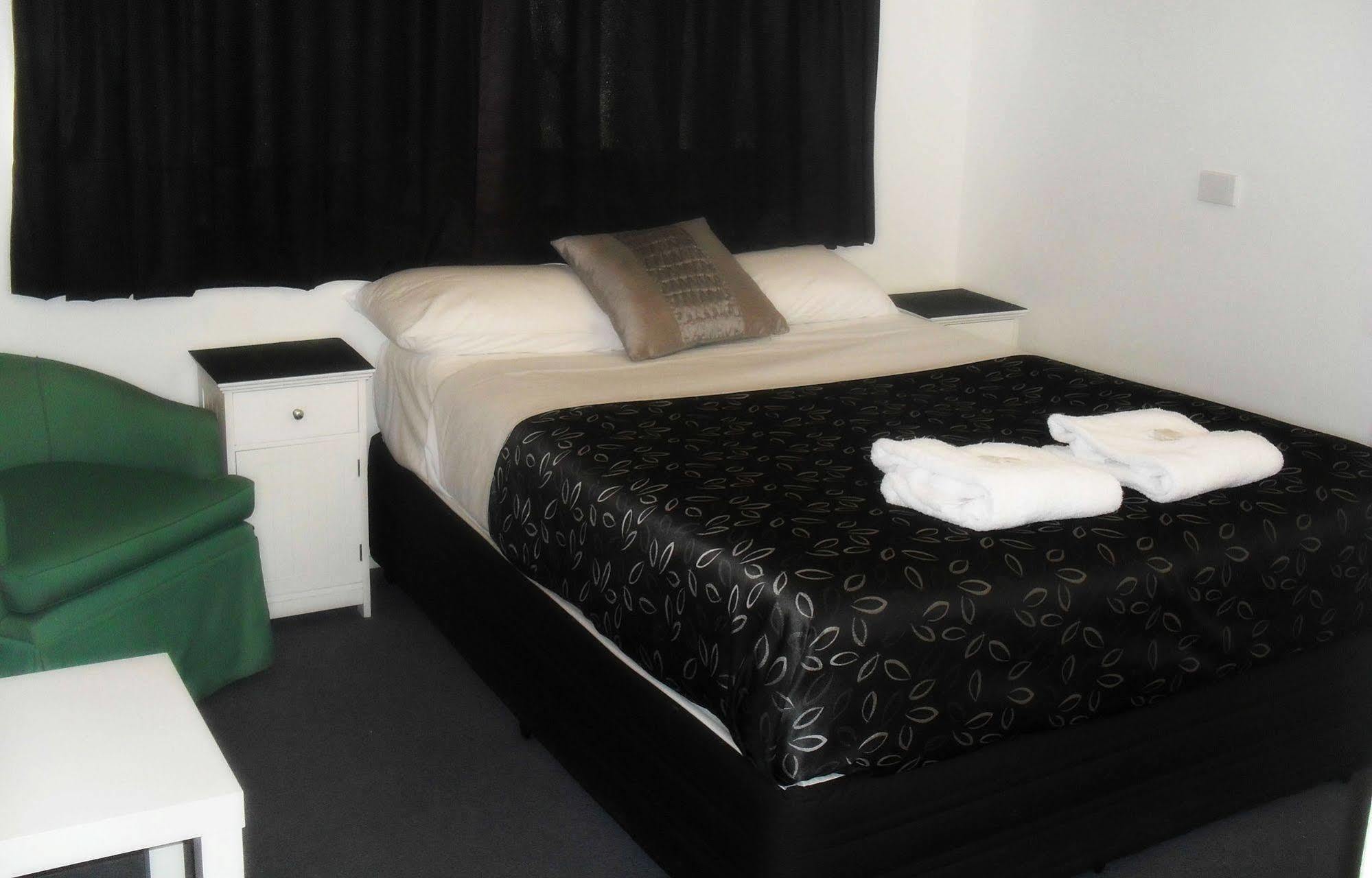 Charm City Motel Bundaberg Bagian luar foto