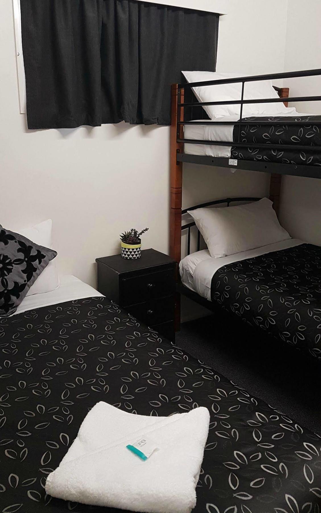 Charm City Motel Bundaberg Bagian luar foto