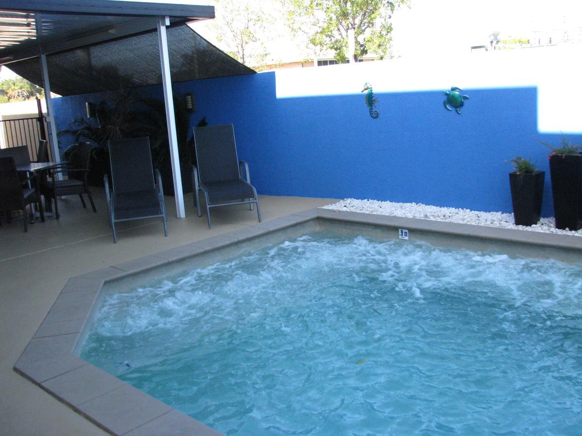 Charm City Motel Bundaberg Bagian luar foto