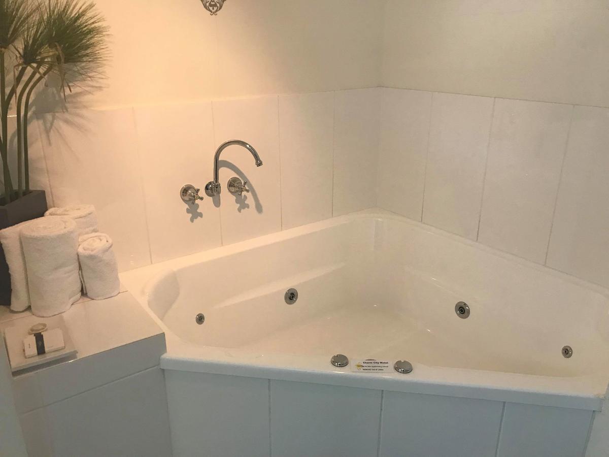 Charm City Motel Bundaberg Bagian luar foto